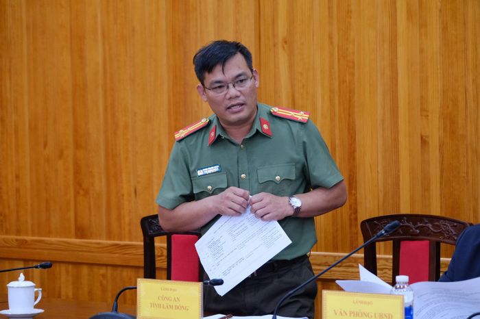 Thượng tá Phan Thanh Khoa, Phó Trưởng phòng Tham mưu, Công an tỉnh Lâm Đồng trao đổi ý kiến về công tác đảm bảo an ninh, an toàn cho sự kiện