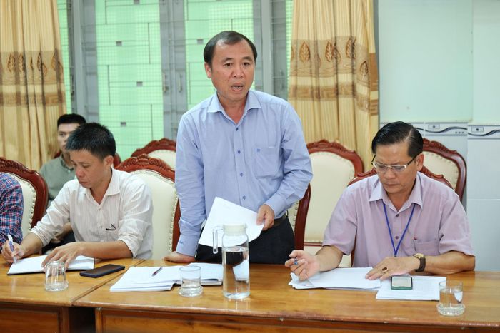 Giám đốc Ban Quản lý dự án Đầu tư xây dựng khu vực Hàm Thuận Bắc Lê Minh Tiến báo cáo tại buổi làm việc