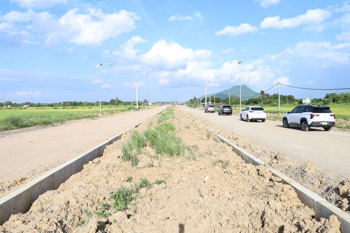 Công trình hiện đã thi công cấp phối đá dăm loại 1 và loại 2 được 4/4,4 km, đạt khoảng 90,9%
