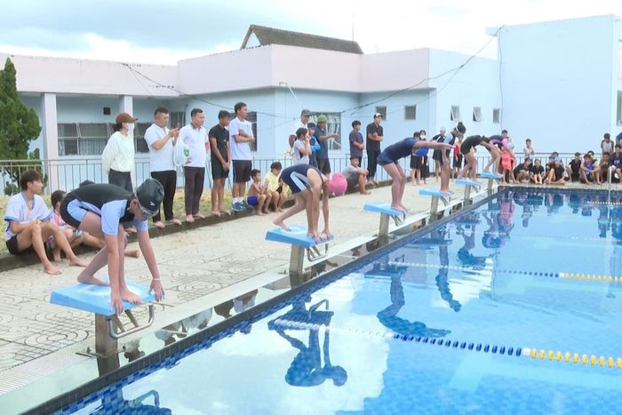 Các vận động viên xuất phát ở nội dung 25 m bơi tự do