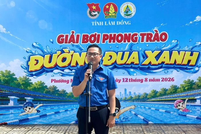 Anh Đoàn Minh Tâm, Phó Bí thư Tỉnh Đoàn, Chủ tịch Hội đồng Đội tỉnh Lâm Đồng phát biểu khai mạc Giải bơi