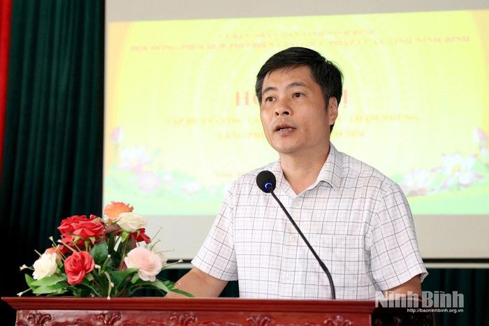 Đồng chí Bùi Minh Tuấn, Phó Trưởng Ban Nội chính Tỉnh ủy truyền đạt các chuyên đề tại hội nghị.