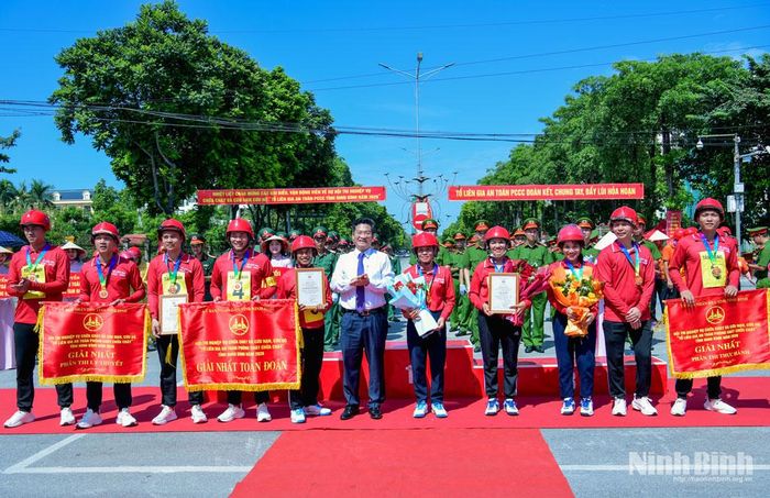 Đồng chí Trần Anh Dũng, Ủy viên Ban Thường vụ Tỉnh ủy, Phó Chủ tịch UBND tỉnh, Trưởng Ban Chỉ đạo PCCC và CNCH tỉnh trao giải Nhất toàn đoàn cho đội tuyển xã Tân Thanh.