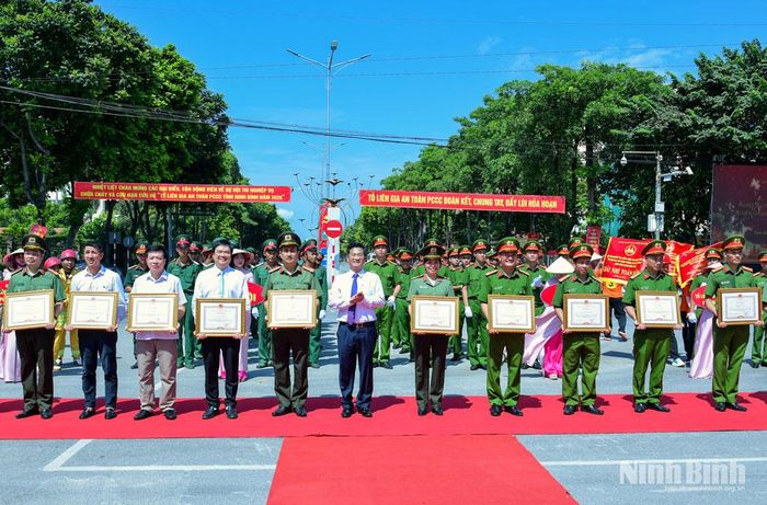 Đồng chí Trần Anh Dũng, Ủy viên Ban Thường vụ Tỉnh ủy, Phó Chủ tịch UBND tỉnh, Trưởng Ban Chỉ đạo PCCC và CNCH tỉnh trao Bằng khen của Chủ tịch UBND tỉnh cho các tập thể và cá nhân có thành tích xuất sắc trong công tác tham mưu tổ chức Hội thi.