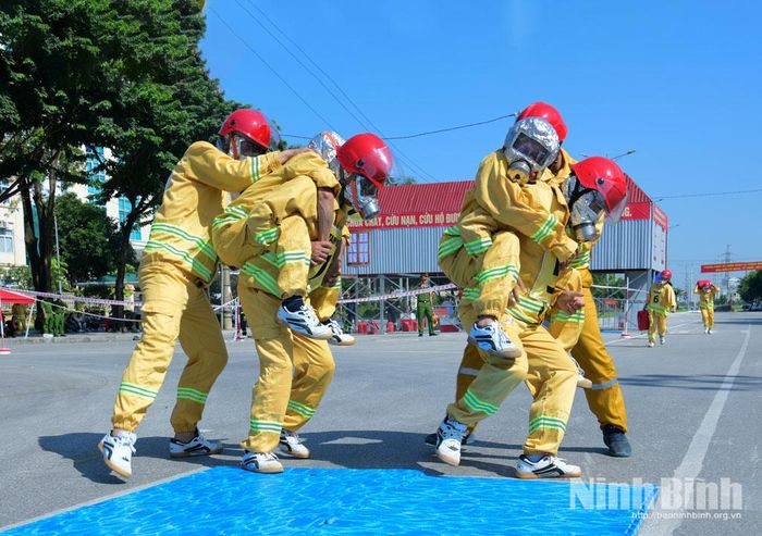 Phần thi thực hành cứu người gặp nạn ra khỏi vùng cháy.