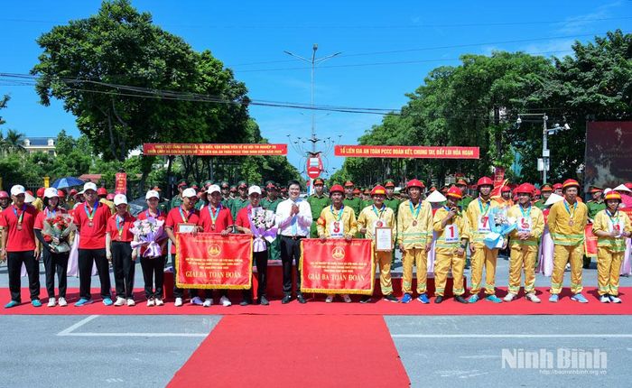 Lãnh đạo phường Hoa Lư trao giải Ba cho đội tuyển phường Trường Thi và xã Hải Tiến.
