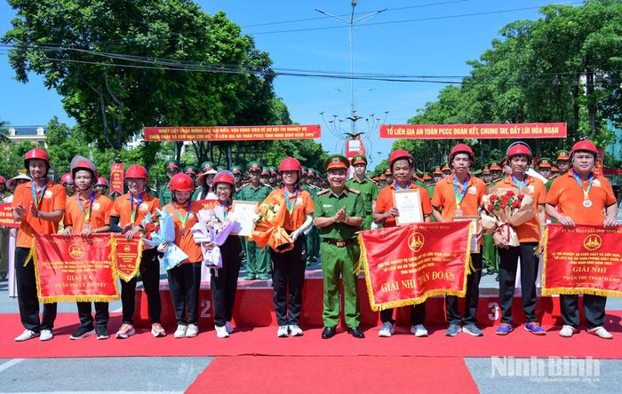 Đại tá Nguyễn Minh Hải, Phó Giám đốc Công an tỉnh trao giải Nhì toàn đoàn cho đội tuyển phường Nam Định.