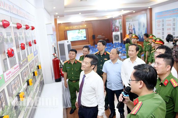 Các đại biểu tham quan mô hình trải nghiệm tại Trung tâm học tập cộng đồng về PCCC và CNCH cơ sở Hoa Lư.