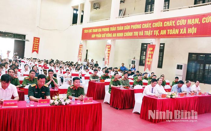 Các đại biểu dự Lễ ra mắt Trung tâm học tập cộng đồng về phòng cháy, chữa cháy và cứu nạn, cứu hộ cơ sở tại phường Hoa Lư.
