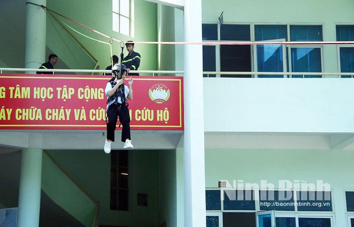 Các em học sinh tham gia trải nghiệm PCCC và CNCH tại Trung tâm học tập cộng đồng PCCC và CNCH cơ sở Hoa Lư.