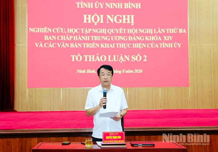 Đồng chí Nguyễn Thanh Bình, Phó Bí thư Tỉnh ủy, Chủ tịch UBND tỉnh phát biểu thảo luận tại Tổ số 2.