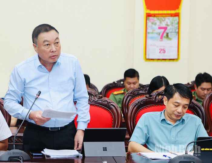 Đồng chí Đinh Văn Tiên, Ủy viên Ban Thường vụ Tỉnh ủy, Giám đốc Sở Nông nghiệp và Môi trường phát biểu thảo luận tại Tổ số 1.