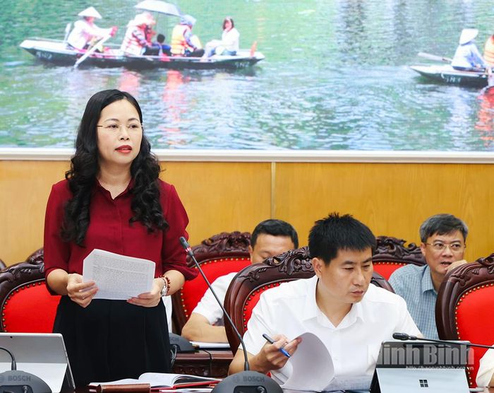 Đồng chí Nguyễn Thị Hồng Hạnh, Tỉnh ủy viên, Bí thư Đảng ủy, Chủ tịch HĐND xã Gia Vân phát biểu thảo luận tại Tổ số 1.