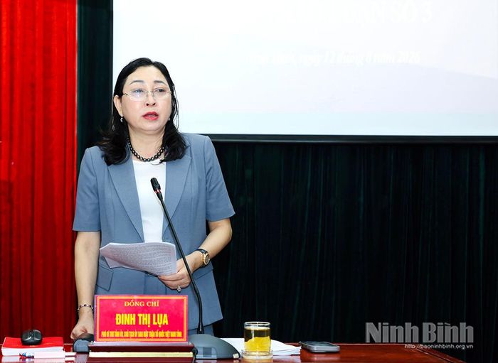 Đồng chí Đinh Thị Lụa, Phó Bí thư Tỉnh ủy, Chủ tịch Ủy ban MTTQ Việt Nam tỉnh phát biểu tại thảo luận Tổ số 3.