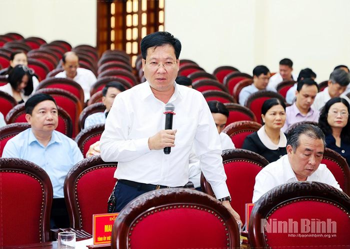 Đồng chí Lê Xuân Huy, Tỉnh ủy viên, Phó Chủ tịch HĐND tỉnh phát biểu thảo luận tại Tổ số 2.