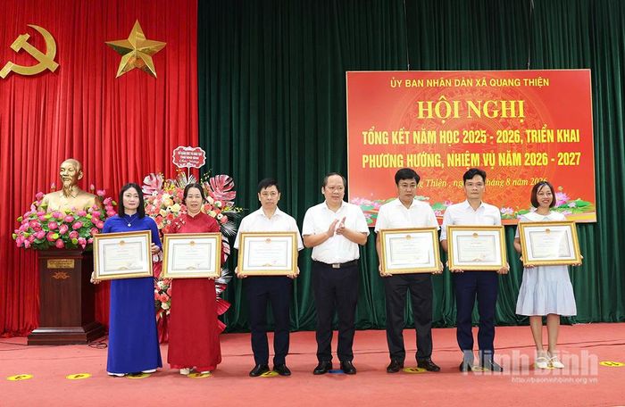 Thừa ủy quyền, lãnh đạo Sở Giáo dục và Đào tạo trao Bằng khen của Chủ tịch UBND tỉnh cho các tập thể, cá nhân có thành tích xuất sắc trong năm học 2025-2026.