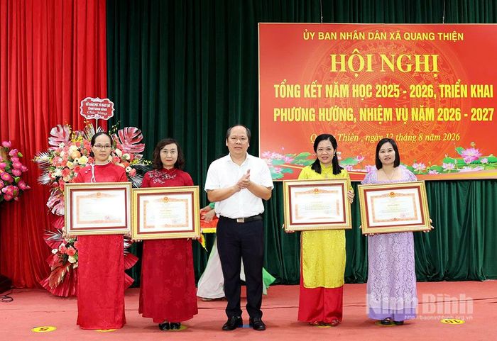 Thừa ủy quyền, lãnh đạo Sở Giáo dục và Đào tạo trao Bằng khen của Thủ tướng Chính phủ cho các cá nhân có thành tích xuất sắc trong năm học 2025-2026.