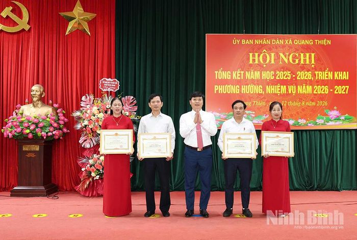 Lãnh đạo xã Quang Thiện khen thưởng giáo viên có thành tích xuất sắc trong năm học 2025-2026.