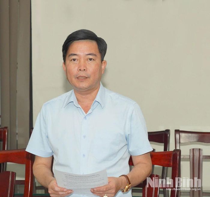 Đồng chí Đinh Trường Sơn, Phó Chủ tịch Ủy ban MTTQ Việt Nam tỉnh trình bày các nội dung xin ý kiến tại hội nghị.