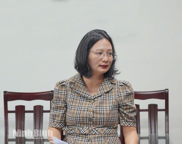 Đồng chí Trần Thị Ngân, Phó Chủ tịch Ủy ban MTTQ Việt Nam tỉnh trình bày các nội dung xin ý kiến tại hội nghị.