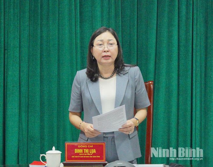 Đồng chí Đinh Thị Lụa, Phó Bí thư Tỉnh ủy, Chủ tịch Ủy ban MTTQ Việt Nam tỉnh phát biểu tại hội nghị.