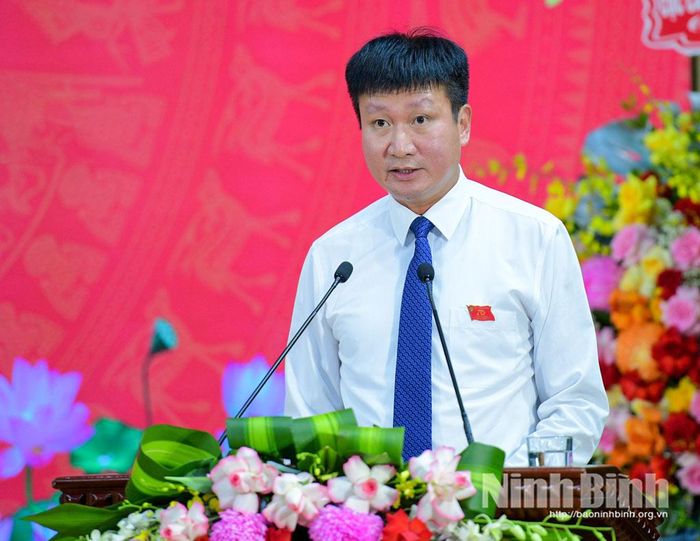 Đồng chí Trần Huy Tuấn, Ủy viên Trung ương Đảng, Bí thư Tỉnh ủy phát biểu tại buổi gặp mặt.
