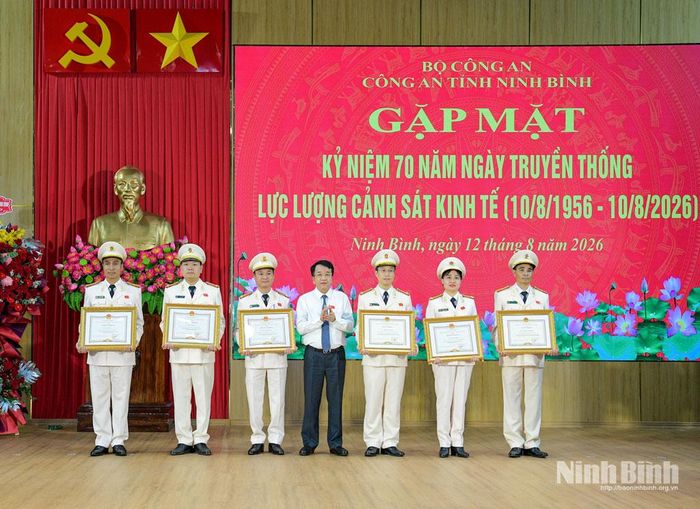 Đồng chí Nguyễn Thanh Bình, Phó Bí thư Tỉnh ủy, Chủ tịch UBND tỉnh trao Bằng khen của Chủ tịch UBND tỉnh cho các tập thể và cá nhân có thành tích xuất sắc.