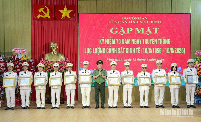 Đồng chí Cù Quốc Thắng, Ủy viên Ban Thường vụ Tỉnh ủy, Giám đốc Công an tỉnh khen thưởng các tập thể và cá nhân có thành tích xuất sắc.