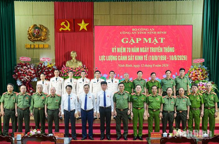 Các đại biểu chụp ảnh lưu niệm.