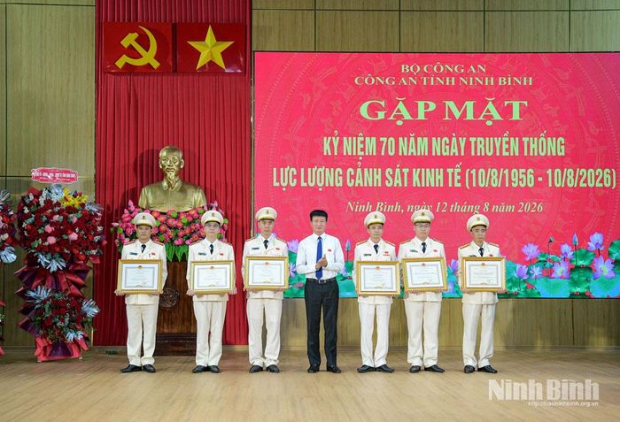Đồng chí Trần Huy Tuấn, Ủy viên Trung ương Đảng, Bí thư Tỉnh uỷ trao Bằng khen của Chủ tịch UBND tỉnh cho các tập thể và cá nhân có thành tích xuất sắc thuộc lực lượng Cảnh sát Kinh tế, Công an tỉnh.