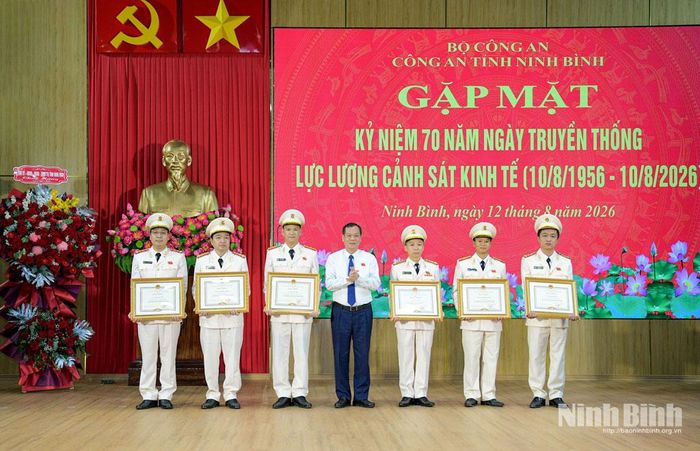 Đồng chí Lê Quốc Chỉnh, Phó Bí thư Tỉnh ủy, Chủ tịch HĐND tỉnh trao Bằng khen của Chủ tịch UBND tỉnh cho các tập thể và cá nhân có thành tích xuất sắc.