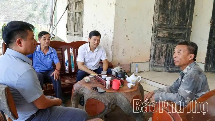 Bí thư Đảng ủy xã Tân Sơn Nguyễn Xuân Toản gặp gỡ, lắng nghe tâm tư nguyện vọng của Nhân dân.