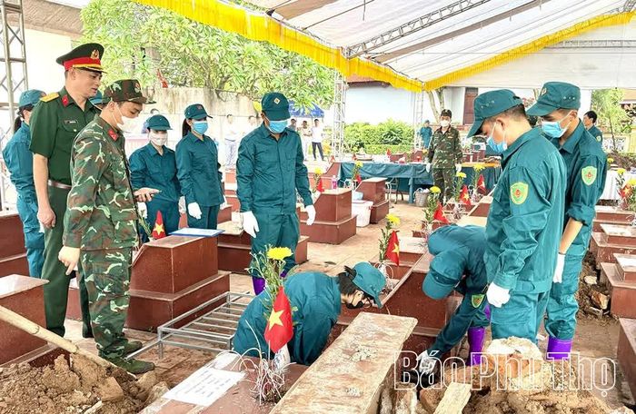 Lực lượng dân quân tự vệ trực tiếp khai quật các phần mộ liệt sĩ chưa xác định được danh tính tại Nghĩa trang liệt sĩ Ngũ Kiên, xã Vĩnh Phú.