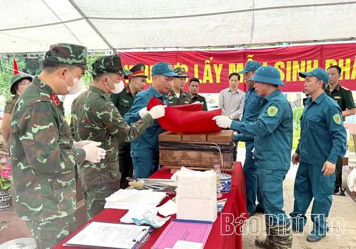 Lực lượng dân quân tự vệ phường Phúc Yên hỗ trợ nhiệt tình trong suốt quá trình lực lượng chức năng lấy mẫu ADN hài cốt liệt sĩ.