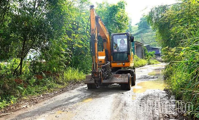 Máy móc được huy động để chuẩn bị thi công nâng cấp tuyến đường trên địa bàn xã Yên Kỳ.