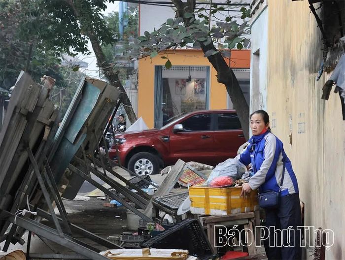 Người dân phường Âu Cơ tự giác tháo dỡ vật dụng lấn chiếm vỉa hè, lòng đường, giữ gìn trật tự, mỹ quan đô thị.