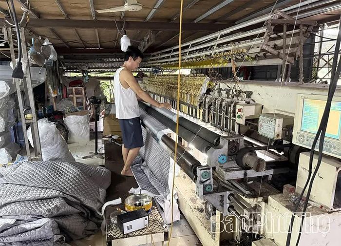 Anh Nguyễn Khắc Thành, thôn Gia, xã Tam Hồng vận hành dây chuyền sản xuất ga, đệm tại xưởng sản xuất của gia đình.
