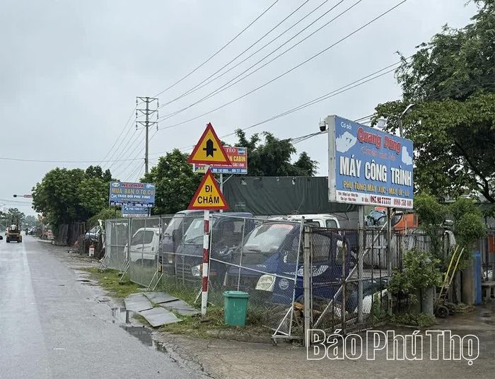 Các cơ sở sản xuất, kinh doanh mọc lên san sát hai bên đường dẫn vào trung tâm xã Tề Lỗ.