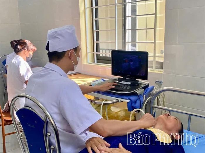 Các bác sĩ thực hiện siêu âm tầm soát u tuyến giáp cho người dân.