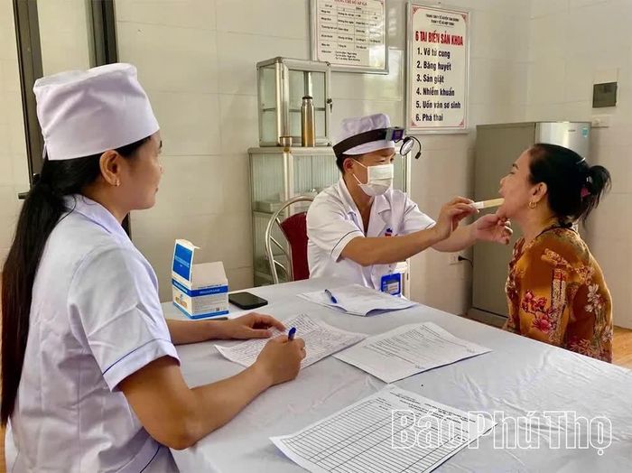 Người dân được khám, tư vấn chăm sóc răng miệng.