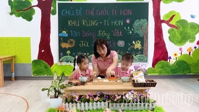 Cô giáo Đào Thị Vân hướng dẫn trẻ tạo hình con vật bằng bột mì tại Cơ sở giáo dục mầm non độc lập Hồng Hạc, xã Bình Nguyên.