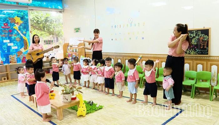 Giáo viên Cơ sở giáo dục mầm non độc lập Hồng Hạc, xã Bình Nguyên, hướng dẫn trẻ hát, múa.