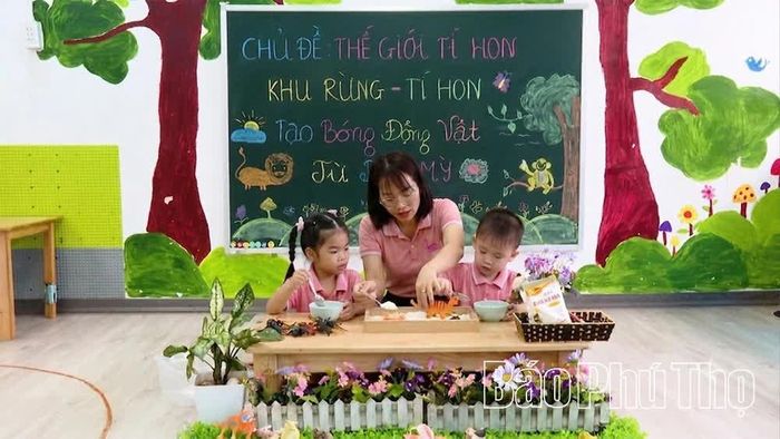 Cô giáo Đào Thị Vân hướng dẫn trẻ tạo hình con vật bằng bột mì tại Cơ sở giáo dục mầm non độc lập Hồng Hạc, xã Bình Nguyên.