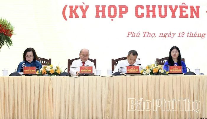 Các đồng chí chủ tọa Kỳ họp.