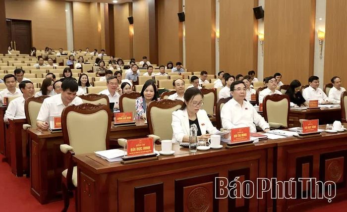 Các đồng chí lãnh đạo tỉnh cùng các đại biểu dự Kỳ họp.