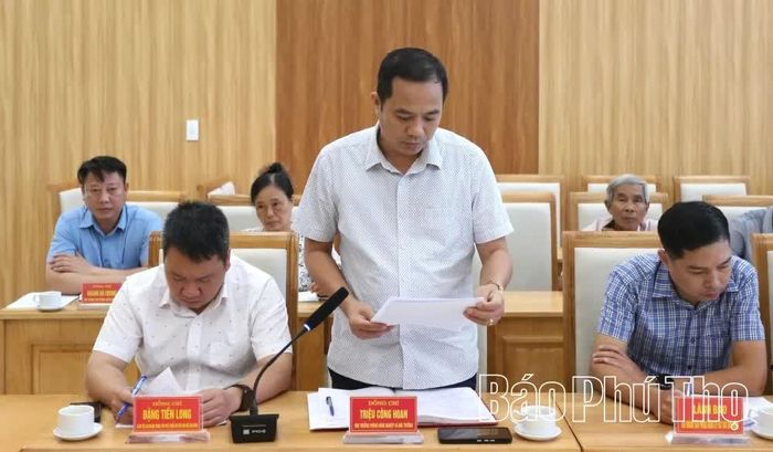 Cán bộ Phòng Nông nghiệp và Môi trường xã Vạn Xuân thông tin về tiến độ GPMB dự án.