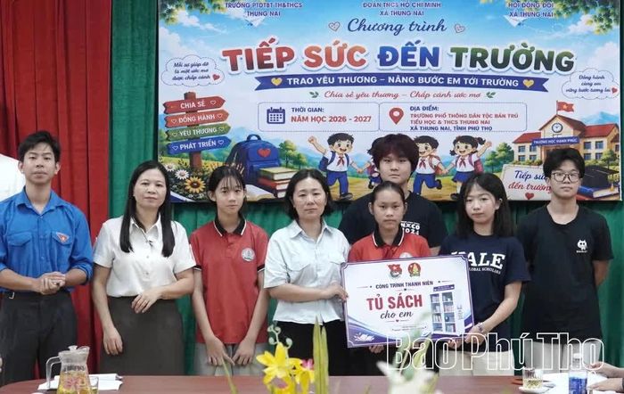 Đoàn thanh niên xã trao tặng công trình thanh niên "Tủ sách cho em".