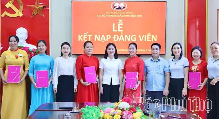 Lãnh đạo Đảng ủy xã Lai Đồng trao quyết định kết nạp Đảng cho các đảng viên.
