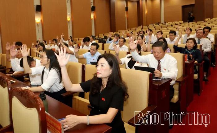 Các đại biểu biểu quyết thông qua các nghị quyết tại Kỳ họp.
