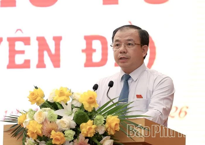 Đại biểu Hà Văn Di - Bí thư Đảng ủy, Chủ tịch HĐND xã Mai Châu phát biểu thảo luận tại Kỳ họp.